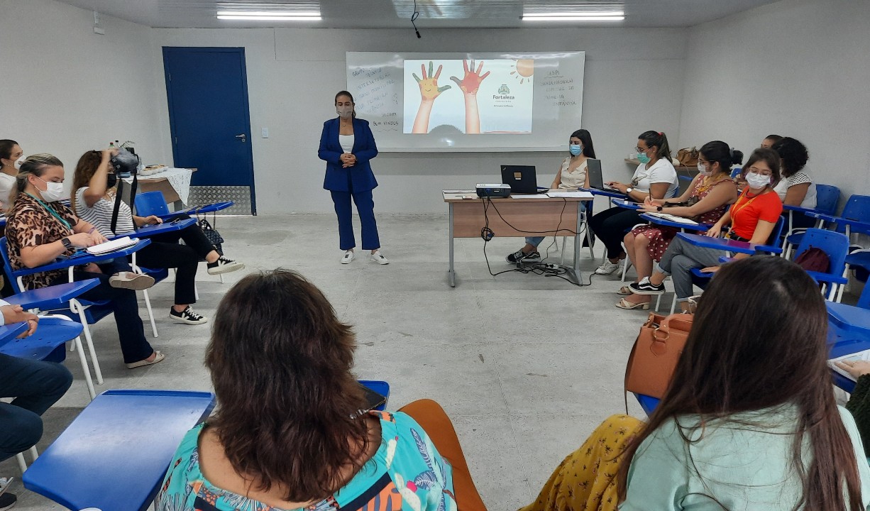 grupo de pessoas numa sala de reunião